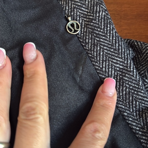 Lululemon Emerge Renewed Jacket size 2 in preloved condition - Picture 9 of 9